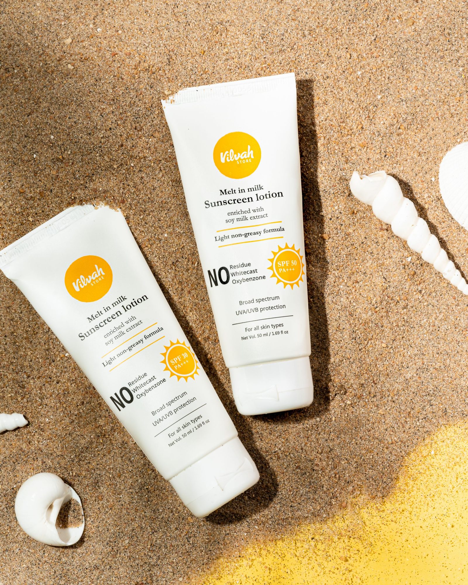 Tube de crème solaire SPF 60 posé debout, mentions UVA / UVB et 30 g lisibles sur l’emballage